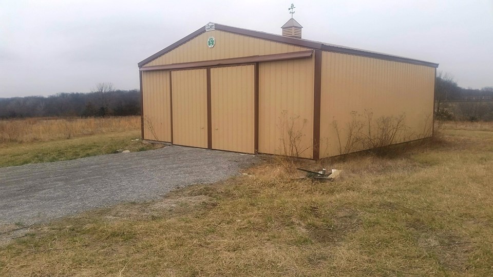 30 x 30 shop has concrete floor.