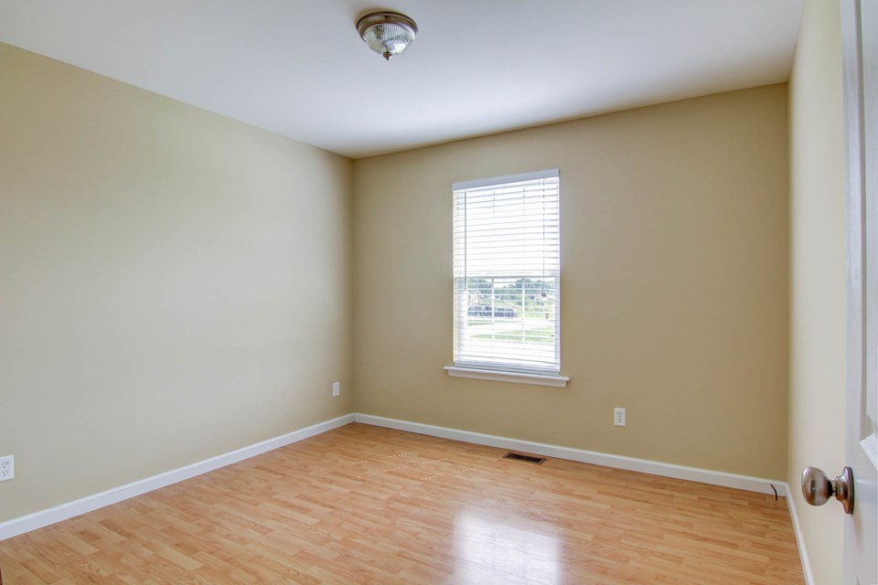 bedroom.  note the laminate flooring - beautiful!